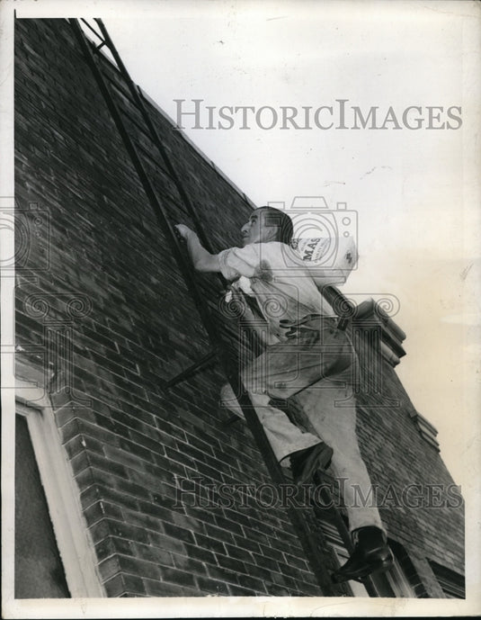 1943 Press Photo New York Michael Kaufman climbs Bldg. with bag of Feeds NYC - Historic Images