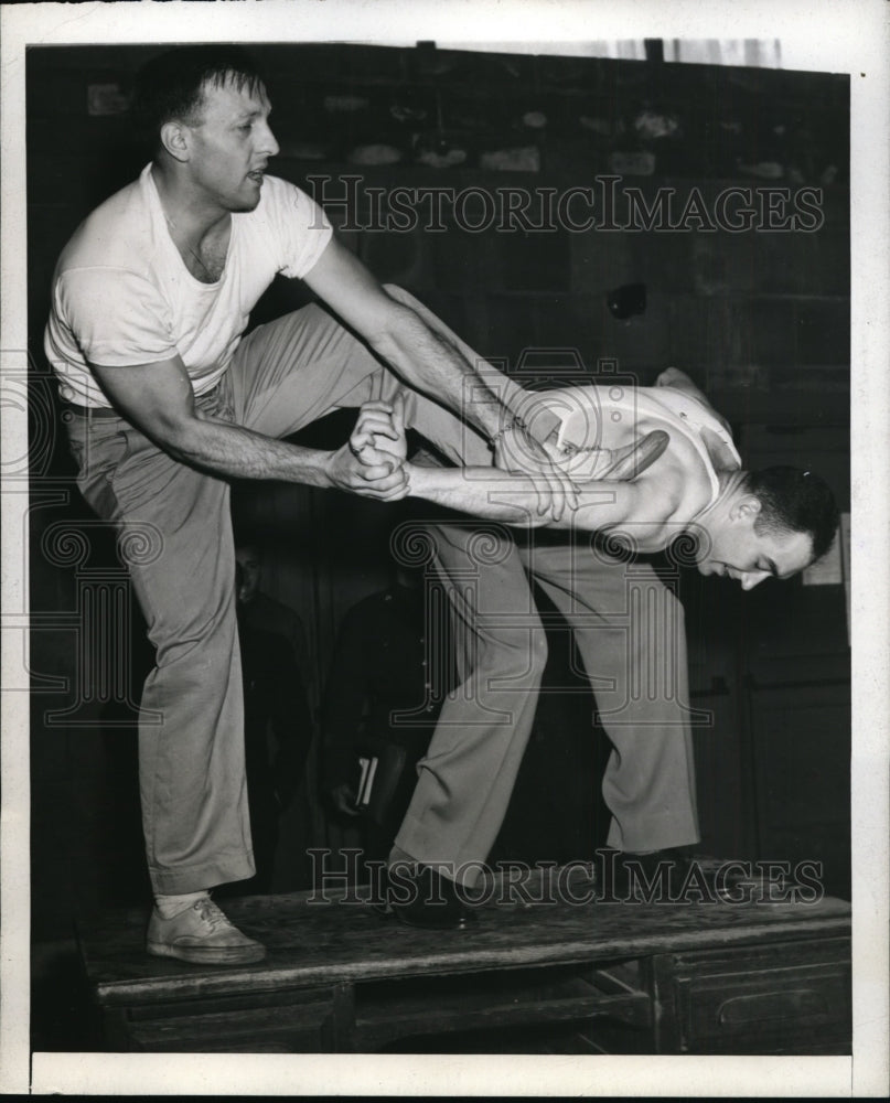 1942 New York Lieut. Gorp P. Bruno demonstrates disarm NYC-Historic Images