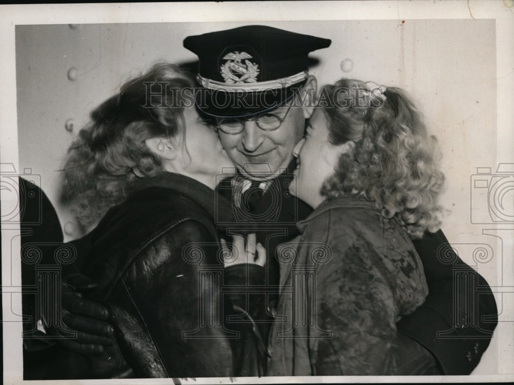 1938 Press Photo New York Mrs.Bernhard Larsen and Daughter rescued at Sea NYC - Historic Images