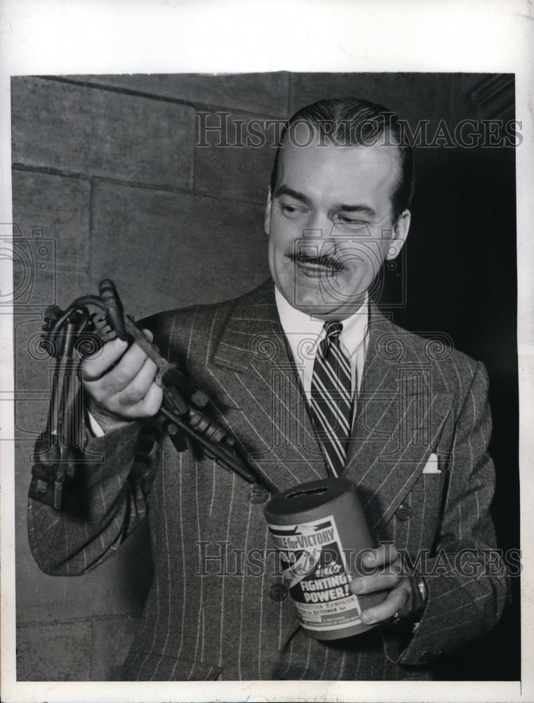 1942 Press Photo New York Alfred D. McKelvy donates 14th century keys NYC - Historic Images