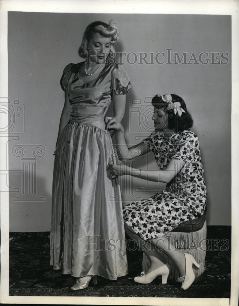 1942 New York Mary Jaeger &amp; Margaret Merrone at Fashion Show NYC - Historic Images