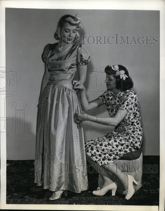 1942 New York Mary Jaeger & Margaret Merrone at Fashion Show NYC - Historic Images