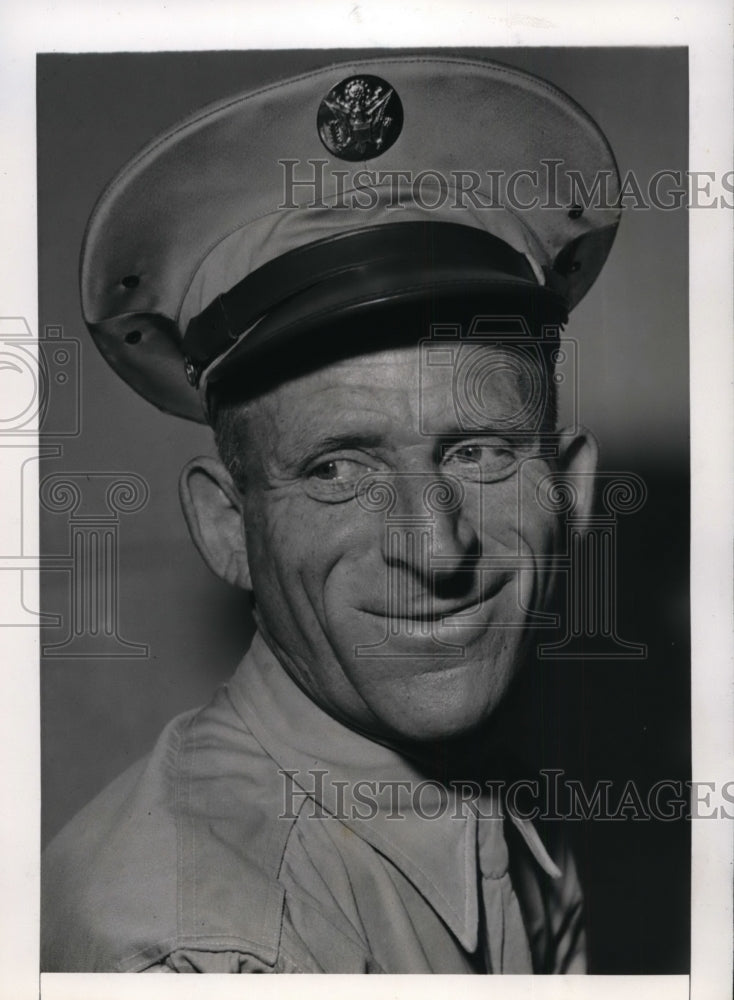 1942 Press Photo New York Corporal August Hartman finds dad after 44 years NYC-Historic Images