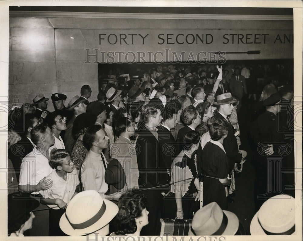 1943 Press Photo New York Grand Central Station crowd awaits word of wreck NYC-Historic Images