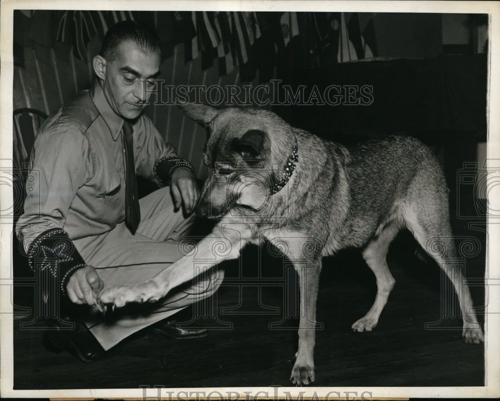 1943 New York Boots, 9-Year-Old Dog, Entertains Servicemen NYC-Historic Images