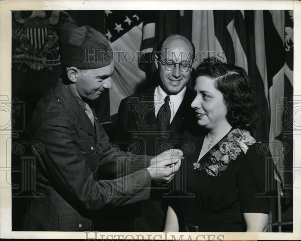 1943 Press Photo New York PFC Richard Bean presents pin to Rose Rossi NYC - Historic Images