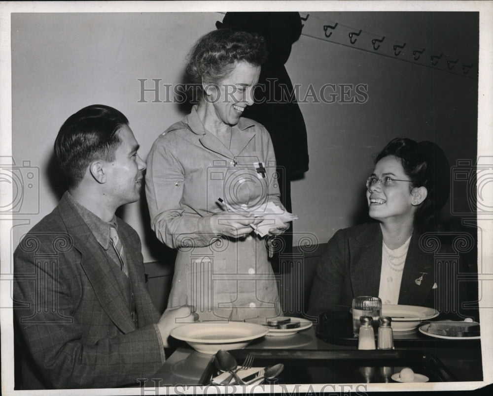 1943 Press Photo New York Guatemalans dine at American Red Cross in New York NYC - Historic Images