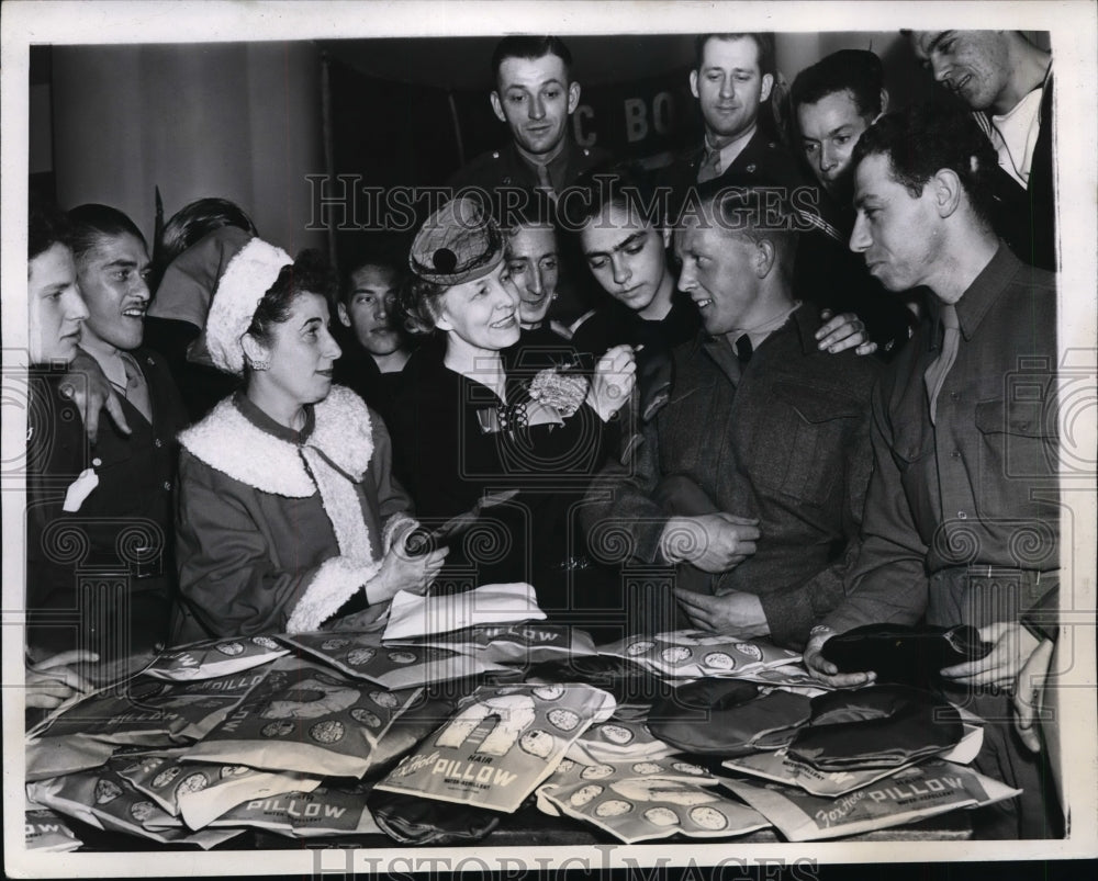 1943 Press Photo New York Mrs Wendell Wilkie &amp; servicemen in NYC - neny08419-Historic Images