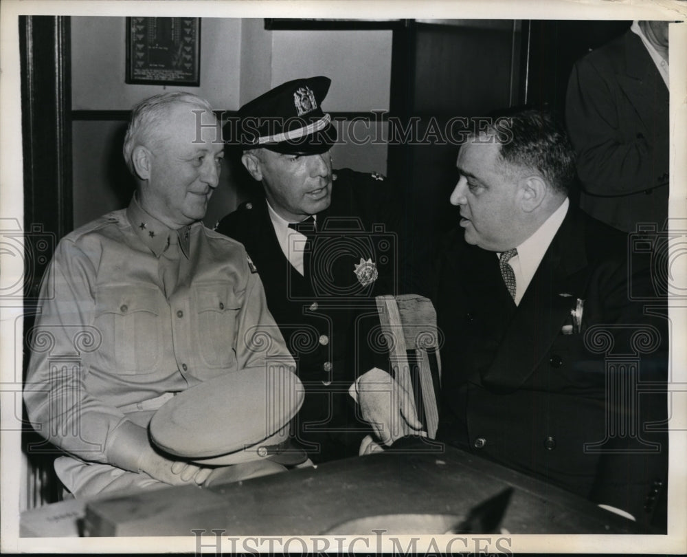 1943 New York Major Gen Tom Terry, Capt  Harding 28th precinct NYC-Historic Images