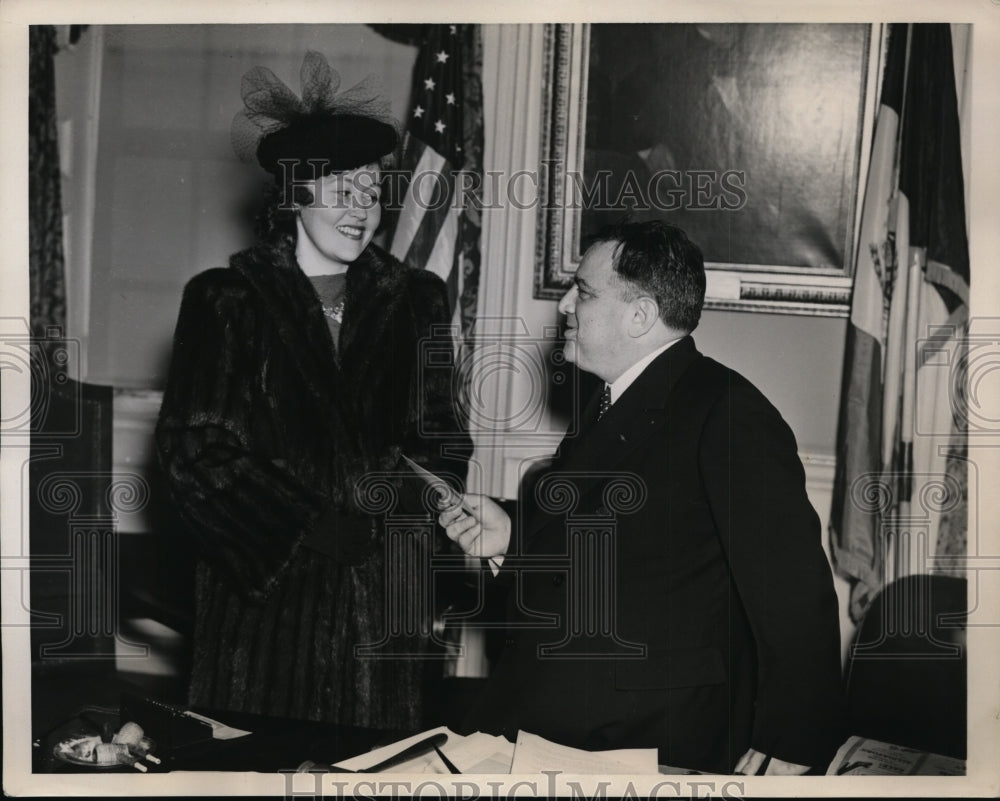 1938 Press Photo New York Opera Star Lucy Monroe visits Mayor LaGuardia NYC - Historic Images