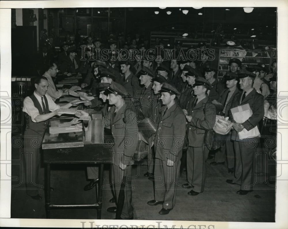 1943 Press Photo New York Postman received first batch of application Blanks NYC - Historic Images