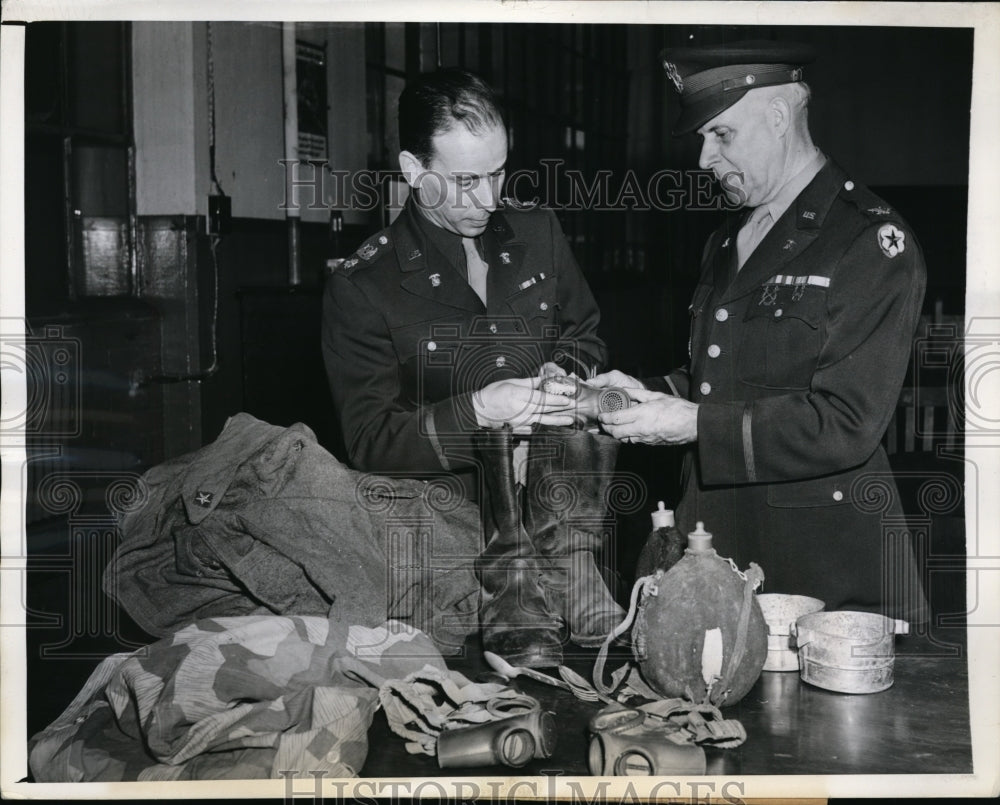 1943 Press Photo New York Maj. William H. Lee &amp; C.S. Hamilton NYC - Historic Images