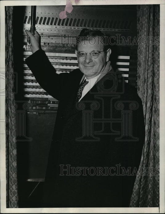 1944 Press Photo New York Sidney Hillman at voting booth NYC - Historic Images