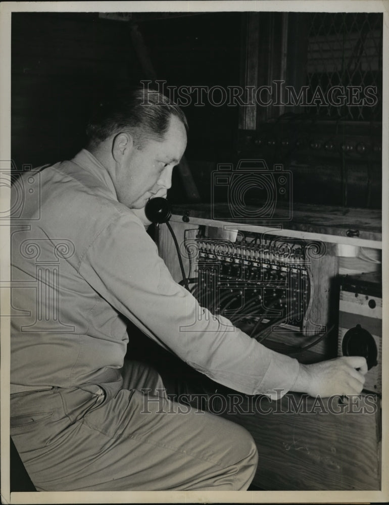 1939 Press Photo New York John W. Cave of Headquarters Co. Switchboard NYC-Historic Images