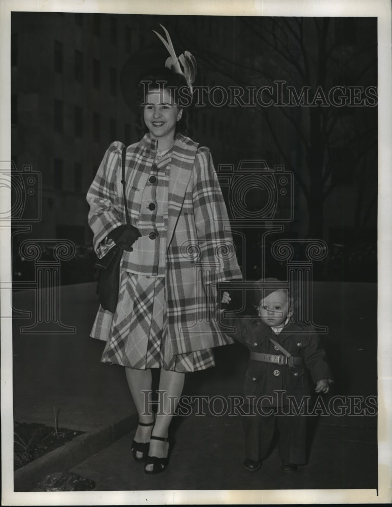 1942 Press Photo New York Eve Rossi &amp; Son Peter St. Patrick&#39;s Cathedral NYC-Historic Images