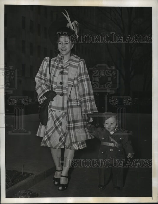 1942 Press Photo New York Eve Rossi & Son Peter St. Patrick's Cathedral NYC-Historic Images