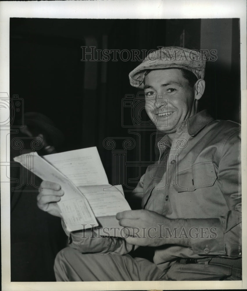 1942 Press Photo New York Joseph Murphy survives ship sinking NYC - Historic Images