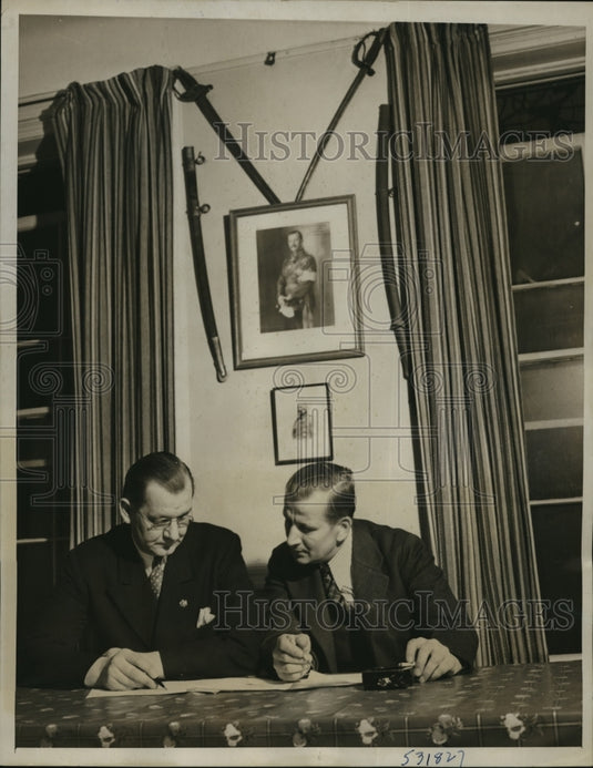 1939 Press Photo New York Henry Tirri, George Ness at Veterans' Headquarters NYC - Historic Images