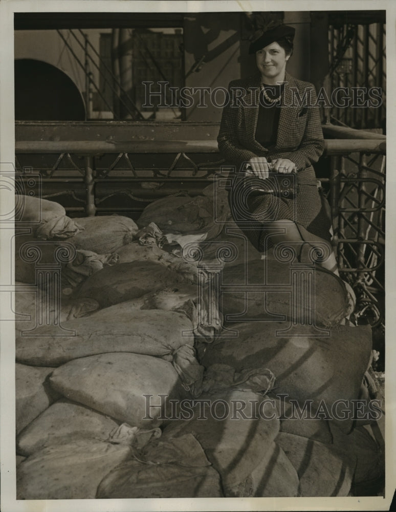 1939 Press Photo New York Mrs Sally Gilmour of Hollywood on SS Cameronia in NYC-Historic Images