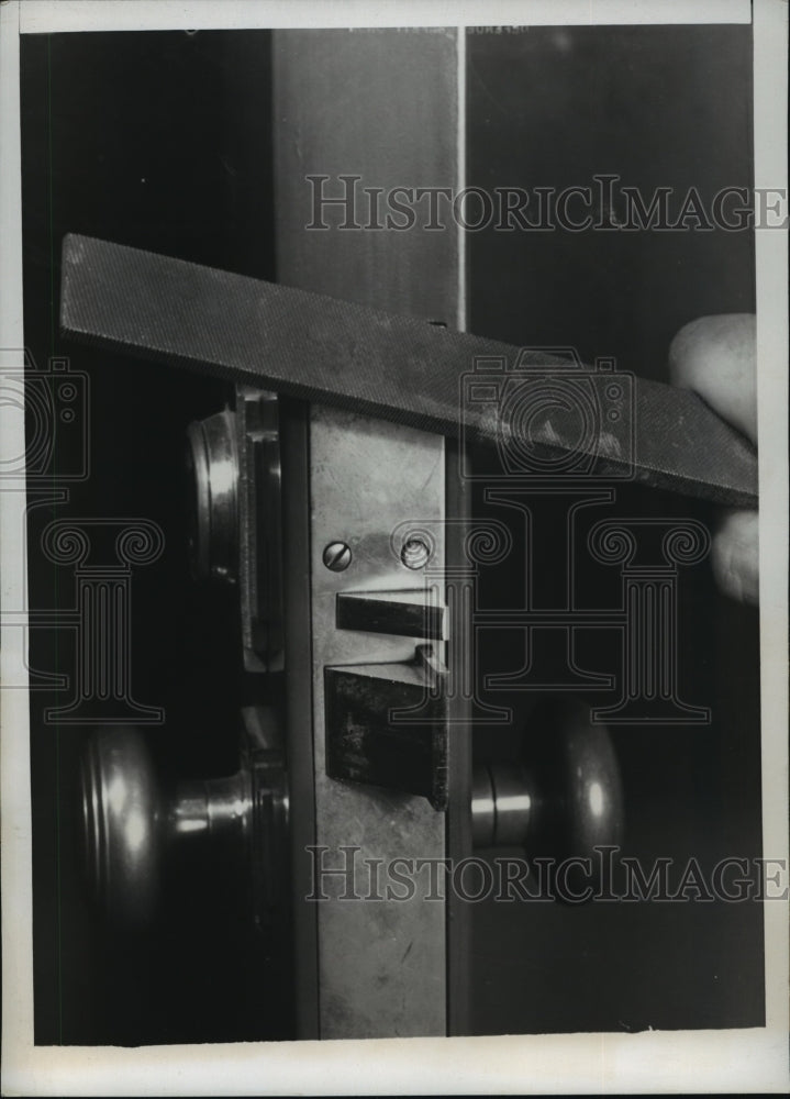 1938 Press Photo New York Roy Post Shows Method Thieves Gain Entry to Homes NYC - Historic Images