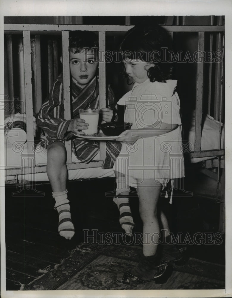 1938 Press Photo New York 3-year-old &quot;jailed in crib&quot; by parents NYC - Historic Images