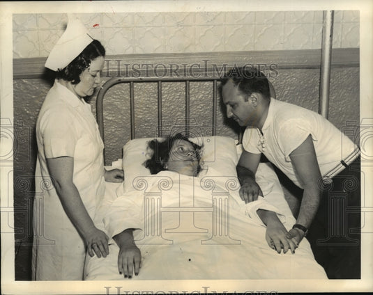 1938 Press Photo New York Herman Underwiser Parents of Baby Born in Alley NYC - Historic Images