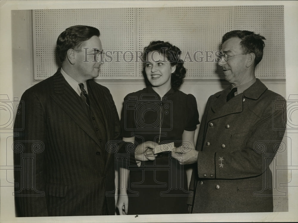 1938 Press Photo New York L.E. Cromwell Enrolls Associated Hospital Member NYC - Historic Images