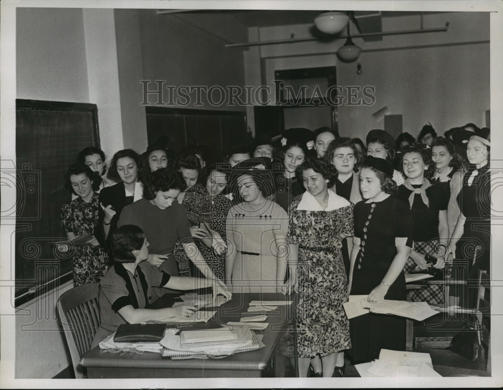 1938 Press Photo New York Girls sign up for Journalism Course NYC - Historic Images