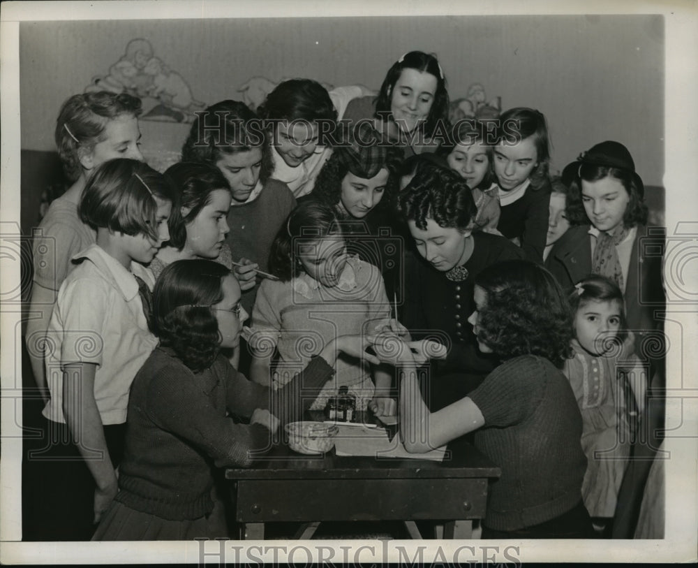 1938 Press Photo New York Filing off the rough edges at Charm School NYC - Historic Images