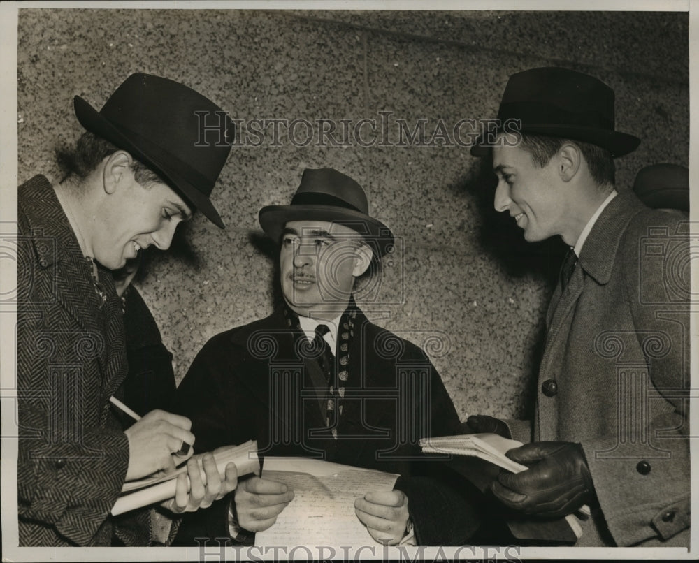 1938 Press Photo New York Attorney question after &quot;Suicide Note&quot; read NYC - Historic Images