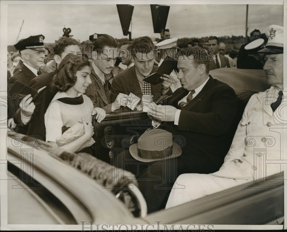 1938 Press Photo New York Governor Earle signs autographs NYC - Historic Images