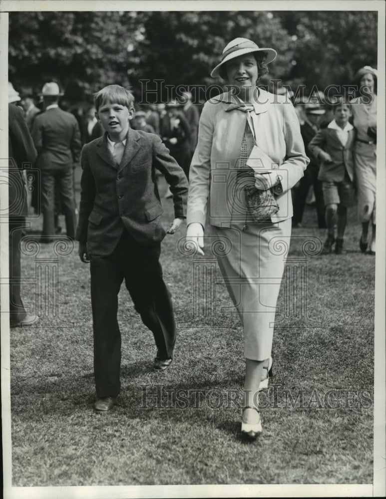 1935 Press Photo New York Mrs. Robert Clarkson &amp; Son attend Belmont race NYC - Historic Images