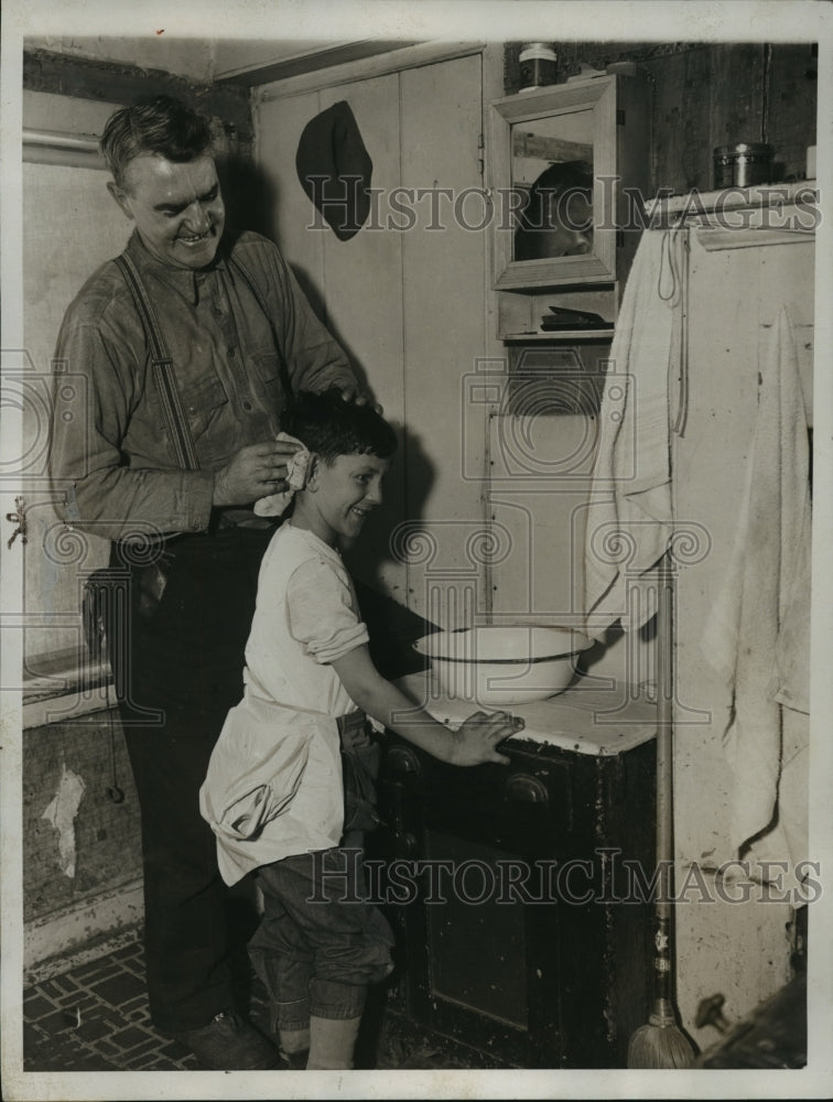 1935 Press Photo New York With mother on jury: Father scrubs his ears NYC - Historic Images