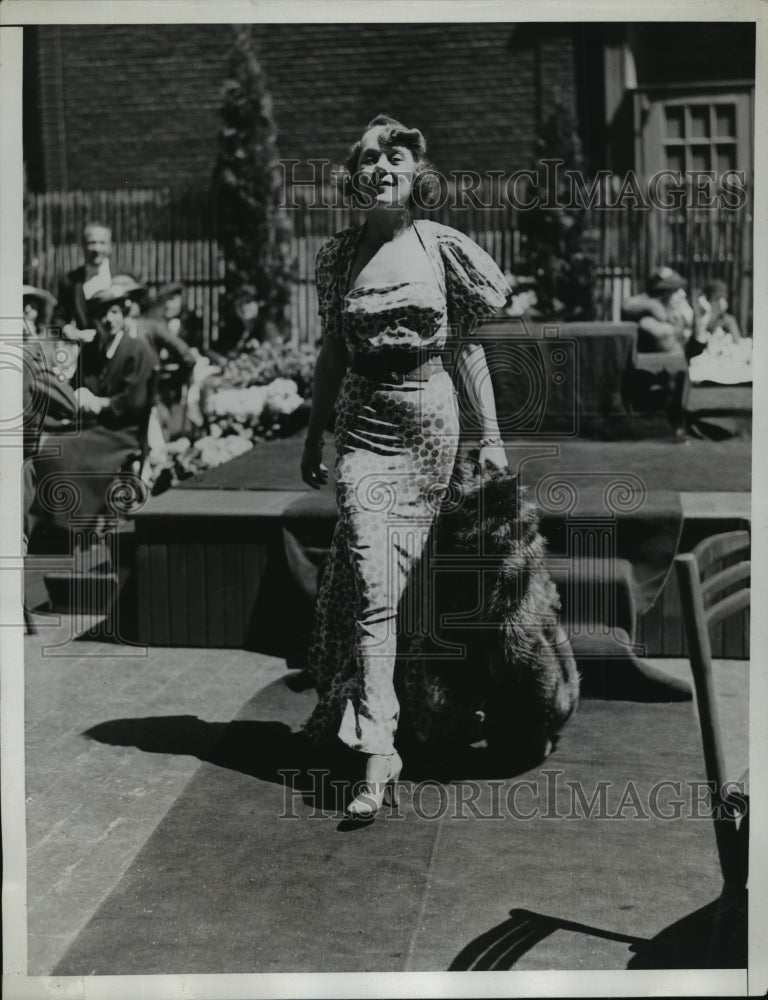 1935 Press Photo New York Evelyn Sloan NY society girl in fashion show NYC-Historic Images