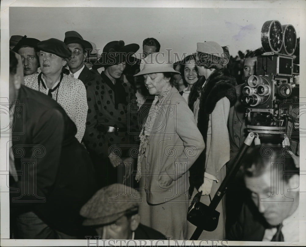 1935 Press Photo New York Greentree polo team gets trophy at Westbury LI NYC - Historic Images