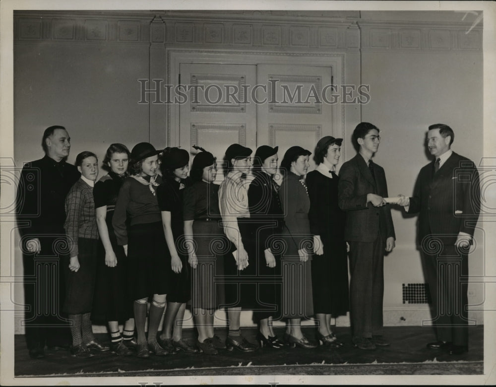 1936 Press Photo Chamber of Commerce makes Essay Awards NYC - Historic Images