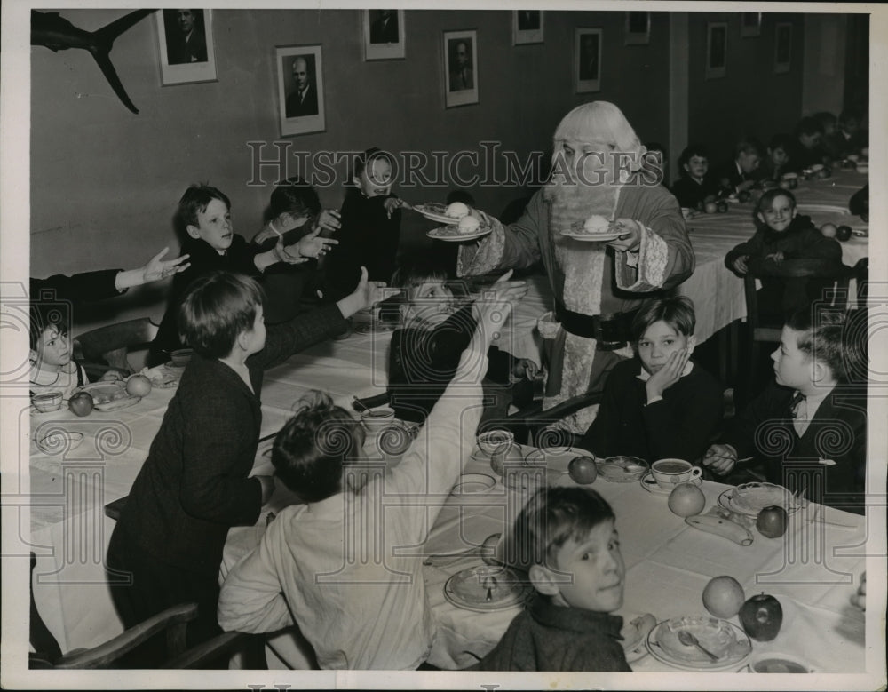 1936 Press Photo New York Santa Serves Ice Cream at Athletic Club Party NYC - Historic Images