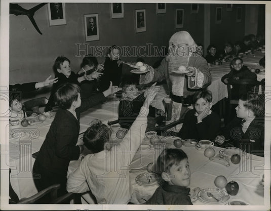 1936 Press Photo New York Santa Serves Ice Cream at Athletic Club Party NYC - Historic Images