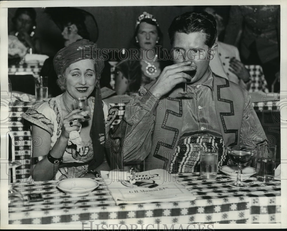 1935 Press Photo New York Ira F. Warner and Wife at the Beaux arts Ball NYC-Historic Images