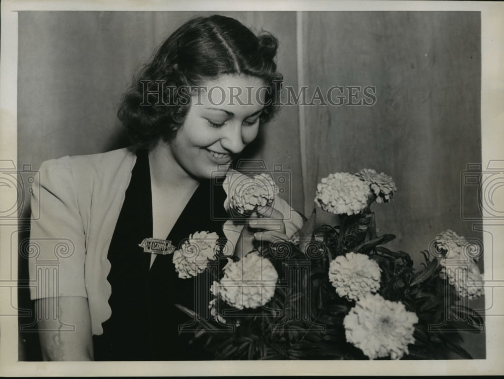 1938 Press Photo New York Beatrice Miton at Silver Jubilee Intl. Flower Show NYC - Historic Images