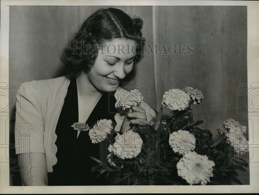 1938 Press Photo New York Beatrice Miton at Silver Jubilee Intl. Flower Show NYC - Historic Images