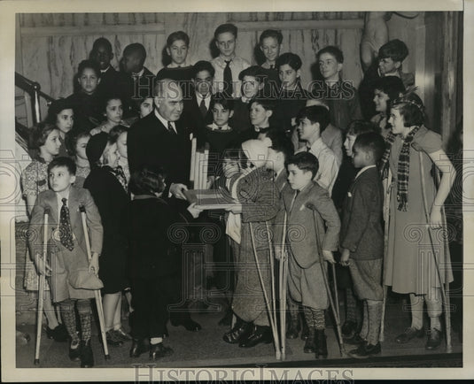 1938 Press Photo New York Governor Lehman gives theater party for orphans NYC-Historic Images