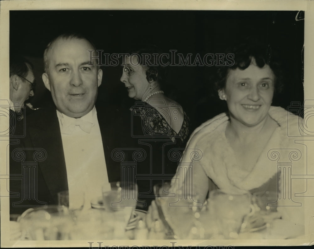 1935 Press Photo New York Mr &amp; Mrs Richard Reynolds at Park Lane Hotel NYC - Historic Images