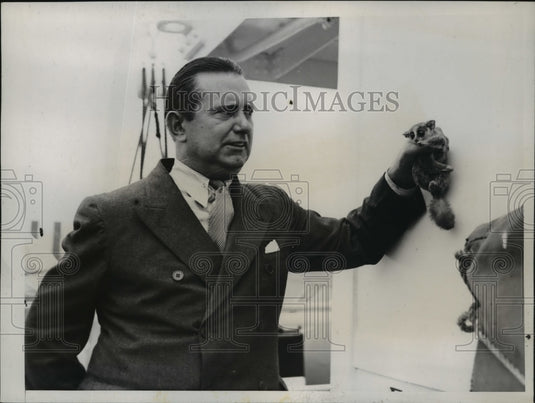 1935 Press Photo New York Radio Operator Albert M Vida of Zoo Ship NYC - Historic Images