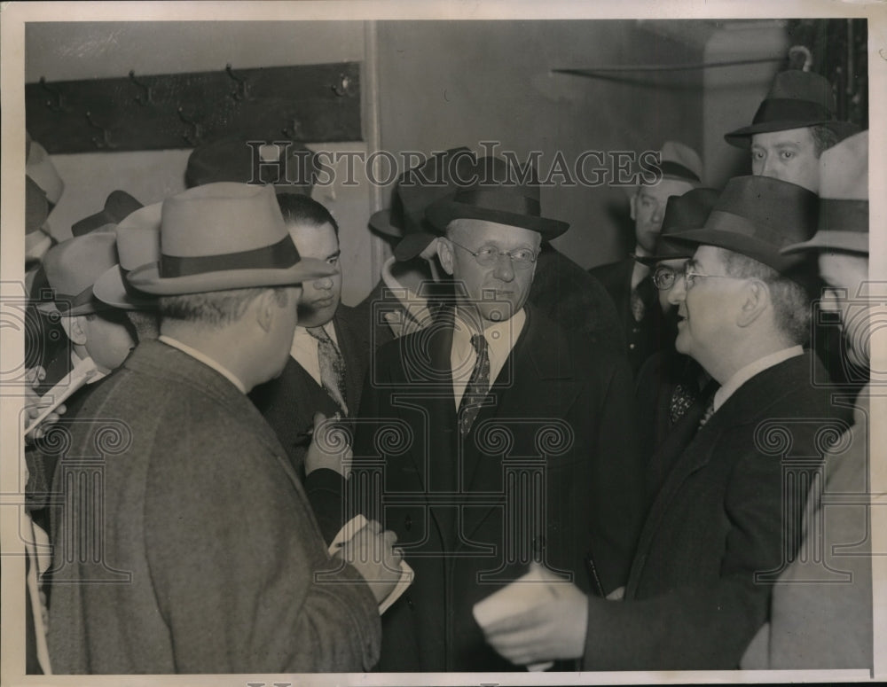 1937 Press Photo District Sttorney William Dodge talks with reporters - Historic Images