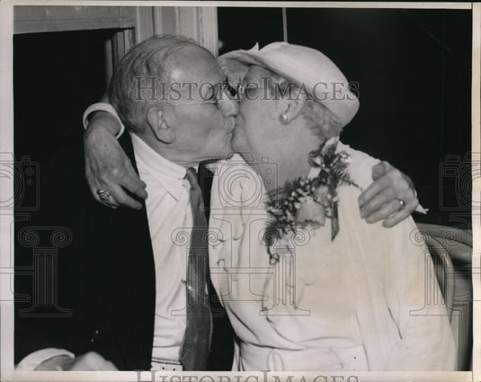 1937 Press Photo New York Edwin A. Lewis and his wife kissing NYC - neny11633-Historic Images