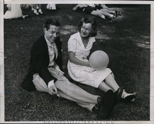 1937 Press Photo New York Edwina Atwell & escort Julian Gerard Jr in NYC-Historic Images