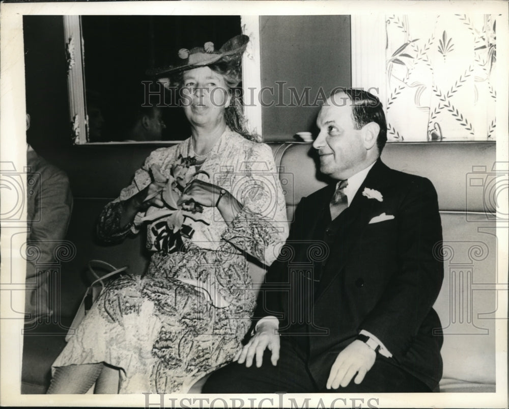 1941 Press Photo New York Mrs. Roosevelt and Percy Trailnick At Hotel Astor NYC - Historic Images