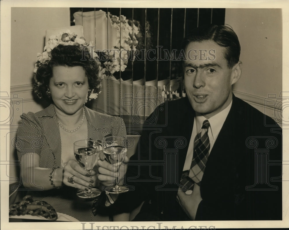 1941 Press Photo New York Actress Engaged to Flight Lieut of the R.A.F. NYC - Historic Images