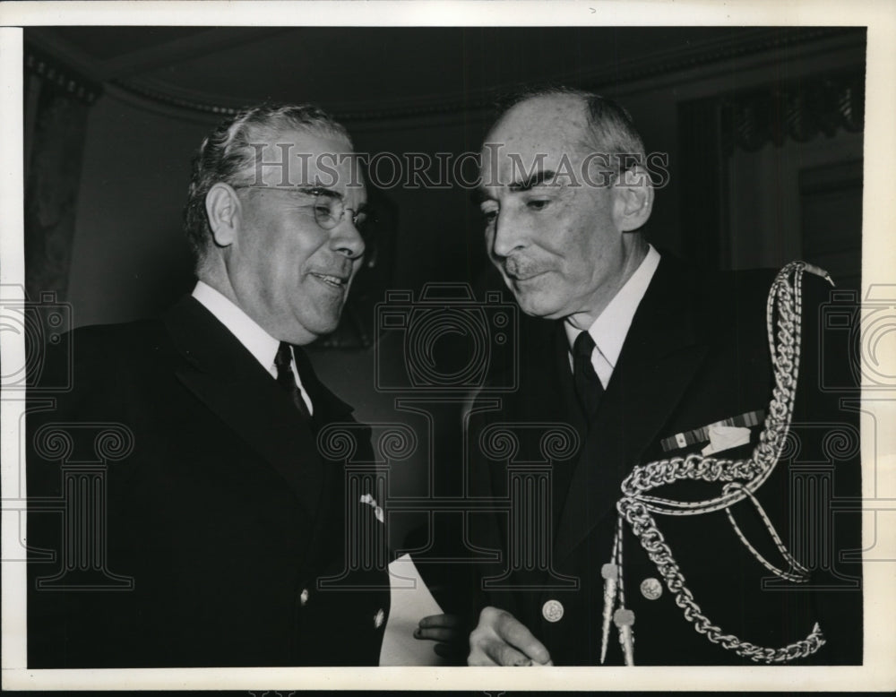 1941 Press Photo New York Jose Guisasola talks with JTG Stapler NYC - neny11893-Historic Images